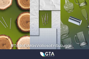 Fotografía de troncos, papel y objetos de cristal sobre fondo verde, vistos desde arriba, hashtag "#TodoEsMásValiosoEnSuLugar" y logo de GTA Ambiental
