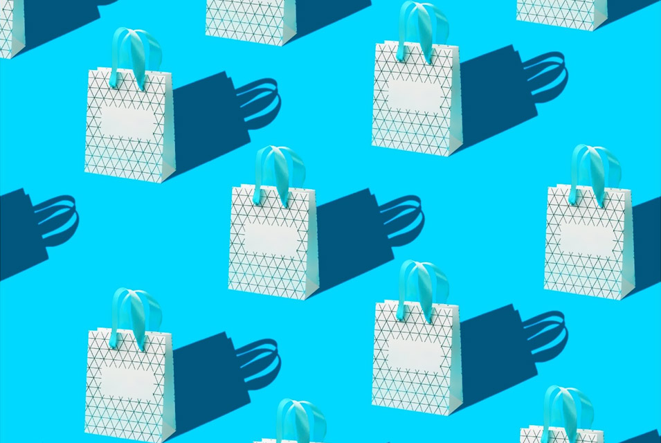 Ilustración de bolsas de compra blancas con azul, sobre fondo azul