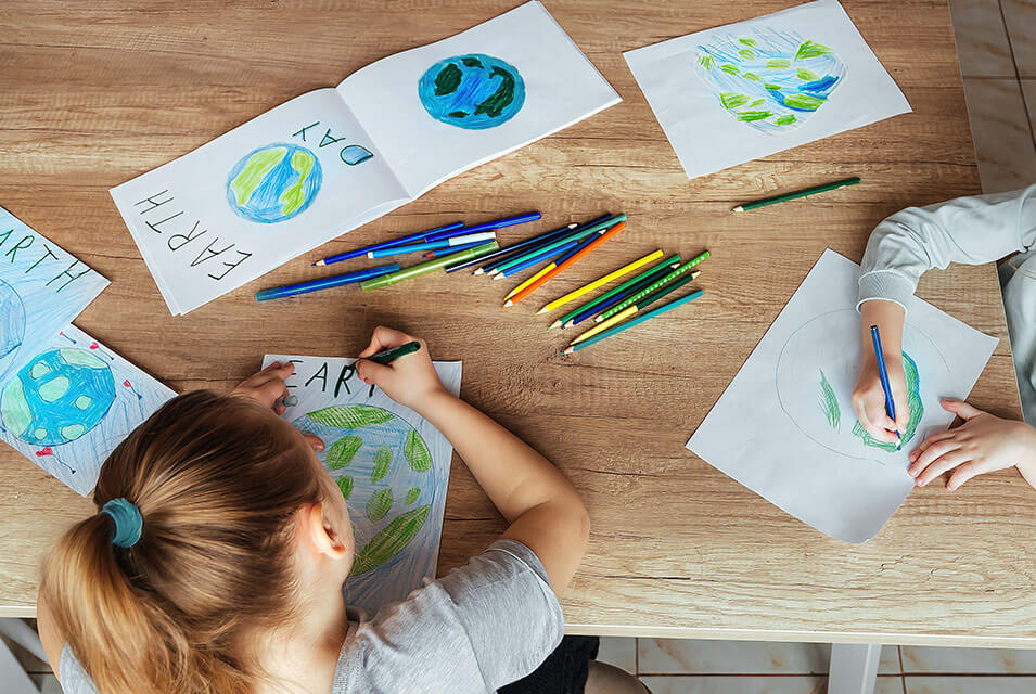 Niños haciendo dibujos en relación a la protección del medio ambiente, haciendo referencia a la Educación Ambiental