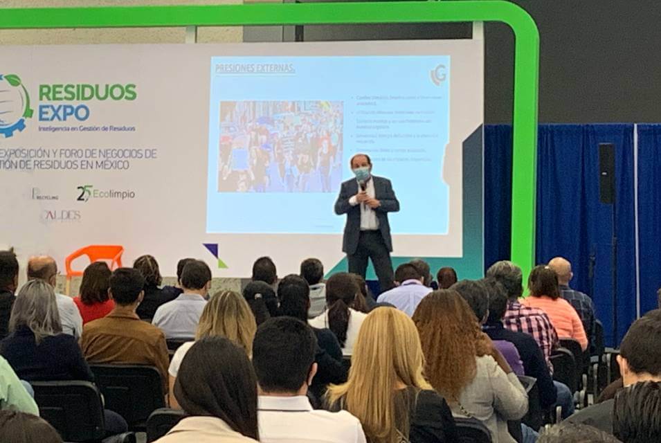 Fernando López Sansalvador, Director General de GTA Ambiental, en escenario de la Expo Residuos dando la conferencia "Modelos de negocio para la industria de desechos"