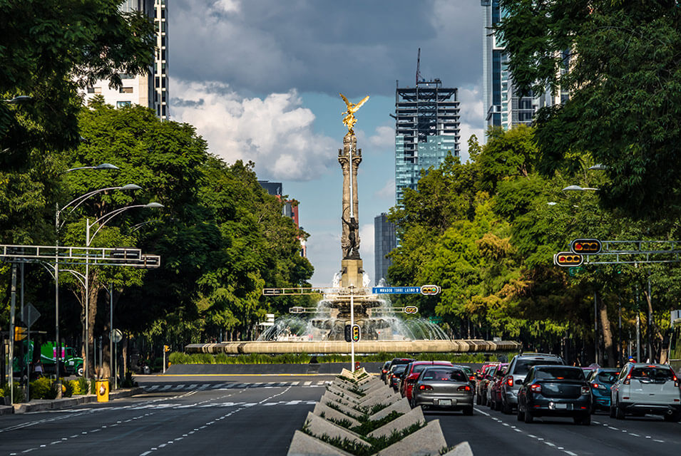 Ángel de la Independencia de la CDMX, frente a avenida con autos, haciendo referencia al lugar donde se aprobó la Ley de Economía Circular de la Ciudad de México