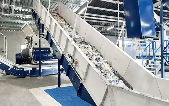 Máquina para la clasificación y el reciclado de plásticos de la marca Lindner Washtech distribuida por GTA Ambiental en México
