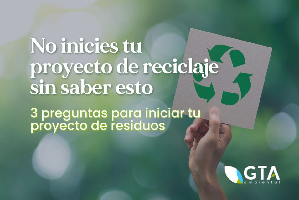 Mano sosteniendo letrero con símbolo de reciclaje, junto al texto "No inicies tu proyecto de reciclaje sin saber esto. 3 preguntas para iniciar tu proyecto de residuos."