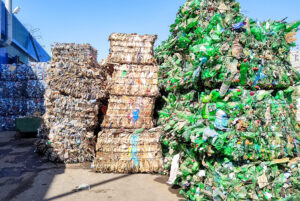 Pacas de plástico y aluminio para reciclar, haciendo referencia al colonialismo de residuos y el caso Semia Gharbi