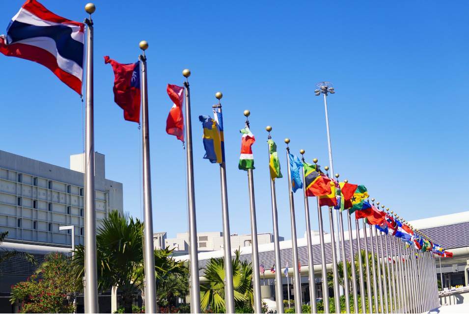 Banderas de países de las Naciones Unidas, en astas, afuera de la Conferencia de las Naciones Unidas sobre Cambio Climático de 2021
