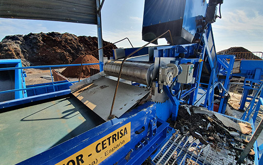 Maquinaria azul para la separación y reciclaje de metales de la marca Regulator Cetrisa