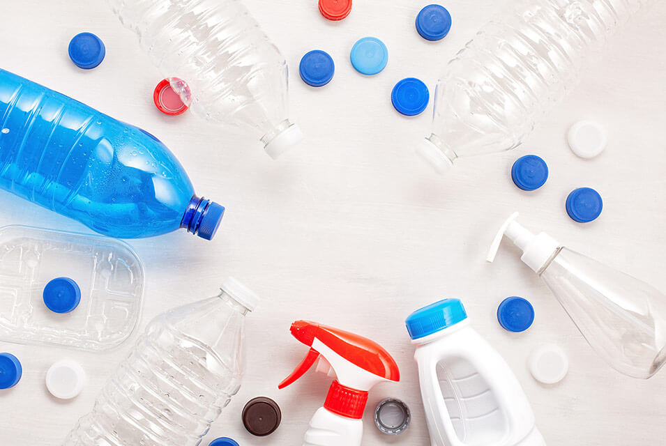 Botellas de plástico sobre fondo blanco, para ejemplificar los diferentes tipos de plásticos